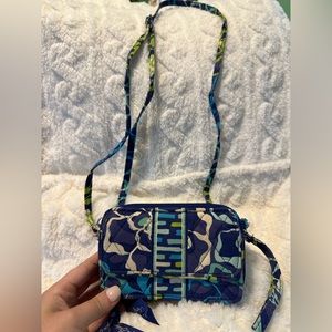 VERA BRADLEY GUC BLUE FLORAL WRISTLET